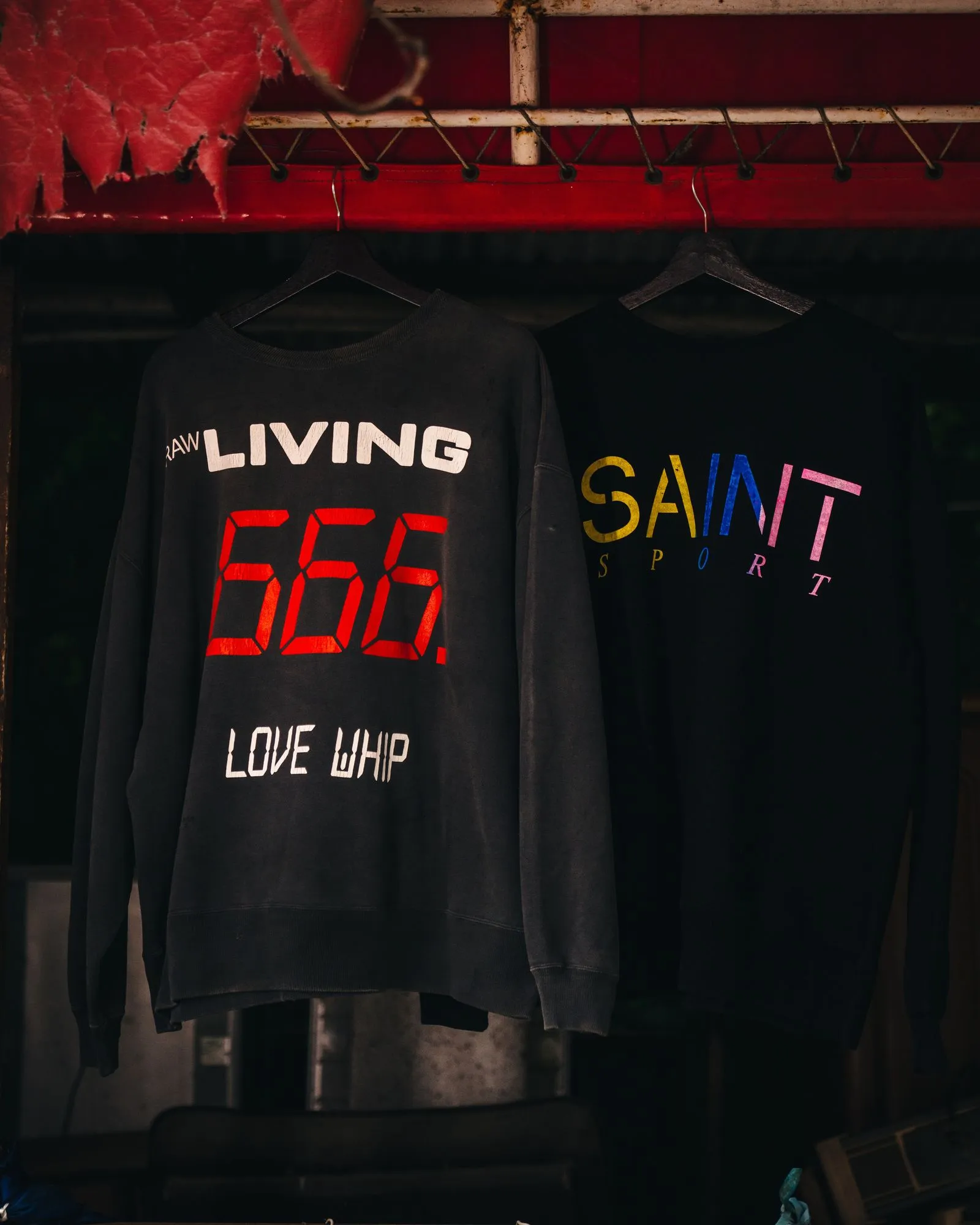 SAINT Mxxxxxx CRW NECK SWET/SAINT SPORT/BLK Colorful Gradient SAINT Round Neck Sweatshirt Black S-XL Original 420g David's Cloth Light Fleece Genuine Plate Main Mark Washing Mark and Other Accessories Complete and Correct Correct Level of Printing Technology Natural Gradient Transition Original Loose Fit Comfortable and Easy to Wear